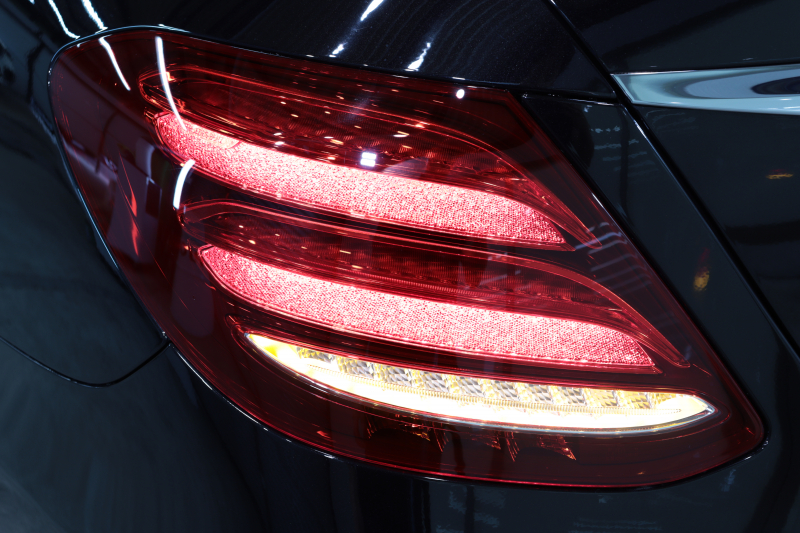 メルセデスベンツ Eクラス E250 AVG ｽﾎﾟｰﾂ ﾚｻﾞｰｴｸｽｸﾙｰｼﾌﾞ&ﾚｰﾀﾞｰｾｰﾌﾃｨPKG　ｷｰﾚｽｺﾞｰ 黒本革 ﾊﾟﾉﾗﾏSR ﾍｯﾄﾞｱｯﾌﾟD HDDﾅﾋﾞTV ｽﾏﾎ連携 ﾌﾞﾙﾒｽﾀｰ 360ｶﾒﾗ PTS LEDﾗｲﾄ ﾊﾝｽﾞﾌﾘｰA AMGｴｱﾛ&19AW ﾀﾞｲﾅﾐｯｸS 9AT　2年保証