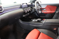 メルセデスベンツ Aクラス A180ｽﾀｲﾙ AMGﾗｲﾝ AMGﾚｻﾞｰｴｸｽｸﾙｰｼﾌﾞ&ｱﾄﾞﾊﾞﾝｽﾄﾞ&ﾅﾋﾞｹﾞｰｼｮﾝ&ﾚｰﾀﾞｰｾｰﾌﾃｨPKG　ｷｰﾚｽｺﾞｰ 赤/黒本革 ﾍｯﾄﾞｱｯﾌﾟD MBUXﾅﾋﾞTV BT音楽 ｱﾄﾞﾊﾞﾝｽﾄﾞｻｳﾝﾄﾞ 360ｶﾒﾗ PTS LEDﾗｲﾄ AMGｴｱﾛ&18AW ﾜｲﾔﾚｽ充電　2年保証