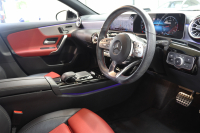 メルセデスベンツ Aクラス A180ｽﾀｲﾙ AMGﾗｲﾝ AMGﾚｻﾞｰｴｸｽｸﾙｰｼﾌﾞ&ｱﾄﾞﾊﾞﾝｽﾄﾞ&ﾅﾋﾞｹﾞｰｼｮﾝ&ﾚｰﾀﾞｰｾｰﾌﾃｨPKG　ｷｰﾚｽｺﾞｰ 赤/黒本革 ﾍｯﾄﾞｱｯﾌﾟD MBUXﾅﾋﾞTV BT音楽 ｱﾄﾞﾊﾞﾝｽﾄﾞｻｳﾝﾄﾞ 360ｶﾒﾗ PTS LEDﾗｲﾄ AMGｴｱﾛ&18AW ﾜｲﾔﾚｽ充電　2年保証