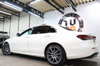 メルセデスベンツ Eクラス E300 ｽﾎﾟｰﾂ ｴｸｽｸﾙｰｼﾌﾞ&ﾚｰﾀﾞｰｾｰﾌﾃｨPKG　後期 MEｺﾈｸﾄ ｷｰﾚｽｺﾞｰ 黒本革 ﾊﾟﾉﾗﾏSR ﾍｯﾄﾞｱｯﾌﾟD MBUXﾅﾋﾞTV ｽﾏﾎ連携 ﾌﾞﾙﾒｽﾀｰ 360ｶﾒﾗ PTS LEDﾗｲﾄ 自動ﾄﾗﾝｸ AMGｴｱﾛ&19AW ﾀﾞｲﾅﾐｯｸS ｴｱｻｽ 9AT　2年保証