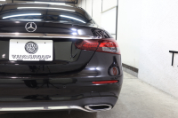 メルセデスベンツ Eクラス E200 ｽﾎﾟｰﾂ AMGﾗｲﾝｲﾝﾃﾘｱ&ｴｸｽｸﾙｰｼﾌﾞ&ﾚｰﾀﾞｰｾｰﾌﾃｨPKG　BSG搭載 後期 ｷｰﾚｽｺﾞｰ 黒本革 ﾍｯﾄﾞｱｯﾌﾟD MBUXﾅﾋﾞTV ｽﾏﾎ連携 ﾌﾞﾙﾒｽﾀｰ 360ｶﾒﾗ PTS LEDﾗｲﾄ 自動ﾄﾗﾝｸ AMGｴｱﾛ&19AW ﾜｲﾔﾚｽ充電 9AT　2年保証