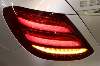 メルセデスベンツ Eクラス E220d AVG AMGﾗｲﾝ ｴｸｽｸﾙｰｼﾌﾞ&ﾚｰﾀﾞｰｾｰﾌﾃｨPKG　中期 ｷｰﾚｽｺﾞｰ 黒本革 ﾍｯﾄﾞｱｯﾌﾟD HDDﾅﾋﾞTV ｽﾏﾎ連携 ﾌﾞﾙﾒｽﾀｰ 360ｶﾒﾗ PTS LEDﾗｲﾄ 自動ﾄﾗﾝｸ AMGｴｱﾛ&19AW 9AT　2年保証