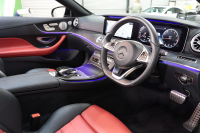 メルセデスベンツ Eクラス E200ｶﾌﾞﾘｵﾚ ｽﾎﾟｰﾂ ﾚｻﾞｰ&ﾚｰﾀﾞｰｾｰﾌﾃｨPKG　ｷｰﾚｽｺﾞｰ 赤/黒本革 ｴｱｽｶｰﾌ ﾍｯﾄﾞｱｯﾌﾟD HDDﾅﾋﾞTV ｽﾏﾎ連携 ﾌﾞﾙﾒｽﾀｰ 360ｶﾒﾗ PTS LEDﾗｲﾄ AMGｴｱﾛ&19AW ﾀﾞｲﾅﾐｯｸｾﾚｸﾄ 赤幌 9AT　2年保証